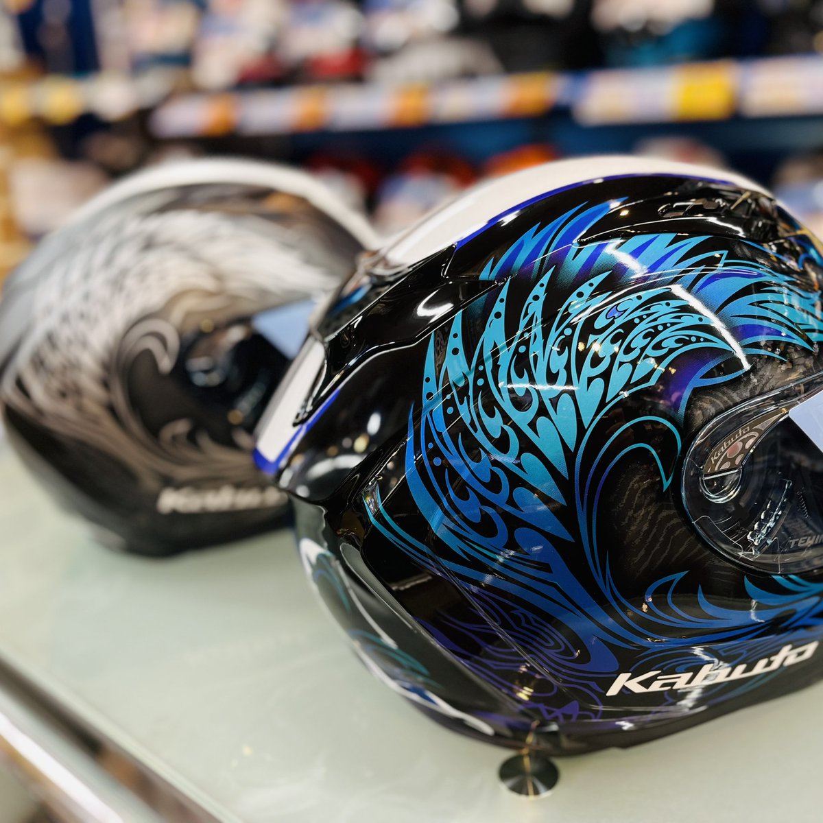 RicolandKashiwa's tweet image. KAMUI-3ニューグラフィックモデル「KAMUI-3 ETERNO」エテルノが入荷しました🌈

中国神話における伝説の鳥である"鳳凰"をモチーフにしたデザインとなっております🤗

#ogkkabuto  #kamui3
#ライコランド柏店