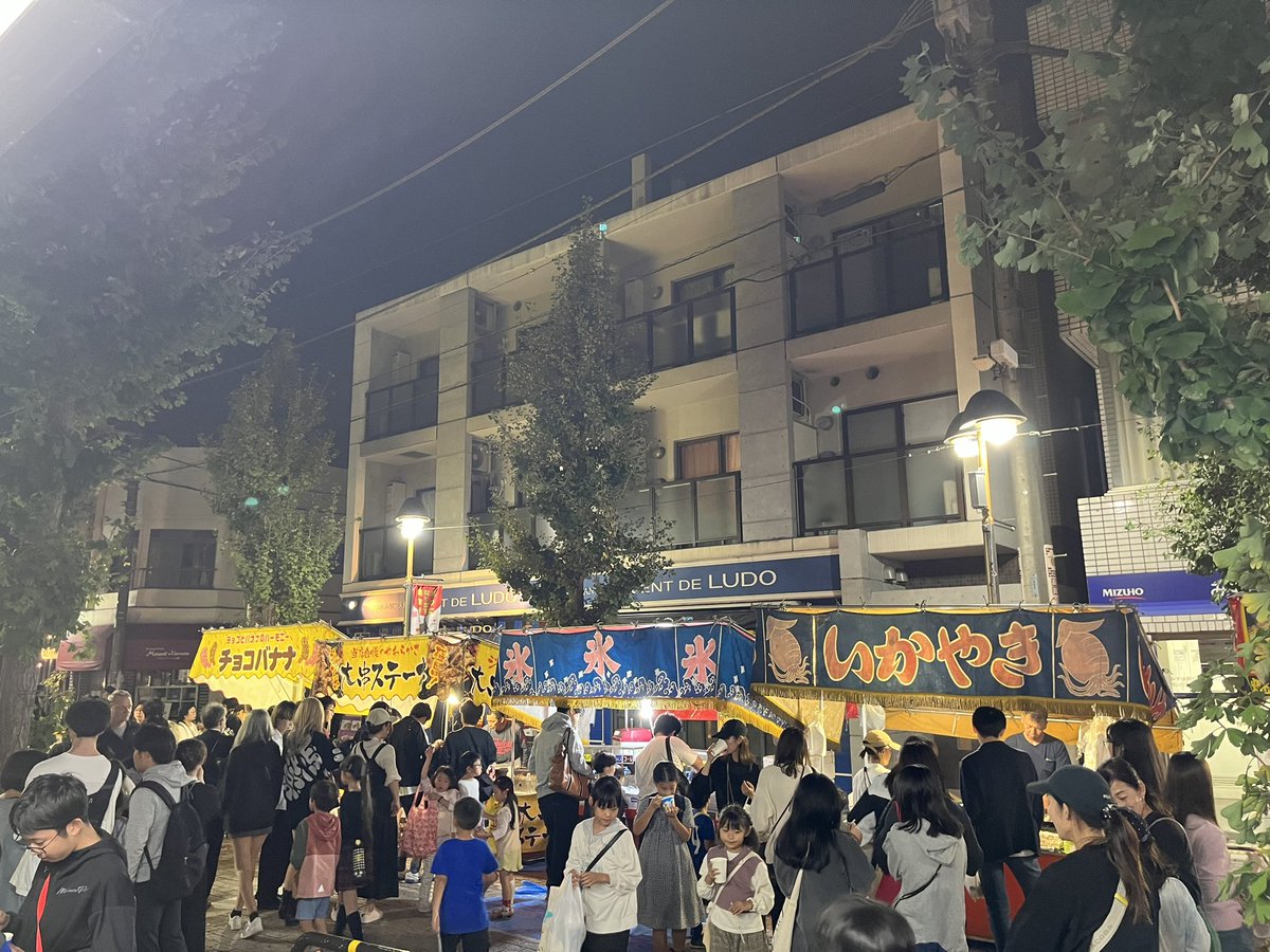 FutabaRE's tweet photo. 4年ぶりに二日連続で行われる尾山台フェスティバル。当社の前も賑わっております。これだけの方が来てくれるのは商店街の人間としてとても嬉しく思います。
明日は天気が回復するといいなと。

#尾山台 
#尾山台フェスティバル 
#商店街 
#ハッピーロード尾山台 https://t.co/iL2KuBqqGm