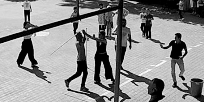 _aliyalcin_'s tweet photo. Şanlıurfa’da öğrencileri rahatsız ettiği için uyarılan şahıs okul müdürünü, Adana’da ise kızkardeşinin okula gitmesini istemeyen bir ağabey sınıfı basıp öğretmenleri demir ve sopalarla darp ettiler. Şanlıurfa’da yaralanan okul müdürü arkadaşımız hastahanede tedavi altına alındı.

Öğrencilerini koruduğu, okuttuğu için öğretmenlerin uğradığı bu şiddet olaylarına ciddi hukuki yaptırımlar getirilmediği sürece devam edecek.
Meczuplar, kafası bozuklar, cahiller vandallar okulları basacak eğitimcileri darp edecek, gazete ve televizyonlar kendilerine reyting getirecek haberler olarak görecek.

Kaç kere ölürsek, kaç kere yaralanırsak eğitimcilere şiddeti önleyecek bir kanuni bir düzenleme yapılacak! Söyleyin biz kaç kere ölelim!