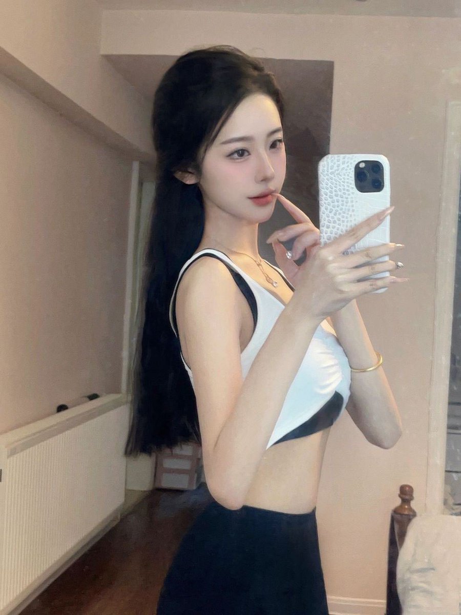 LexVincent2's tweet photo. 年轻女子的一生中往往���出现这样一个时期，突然开始像秋天的玫瑰一样展蕊怒放 #熟女 #高贵调教 #舔脚 #性虐 #羞辱 https://t.co/b1Pr5G4Vtu