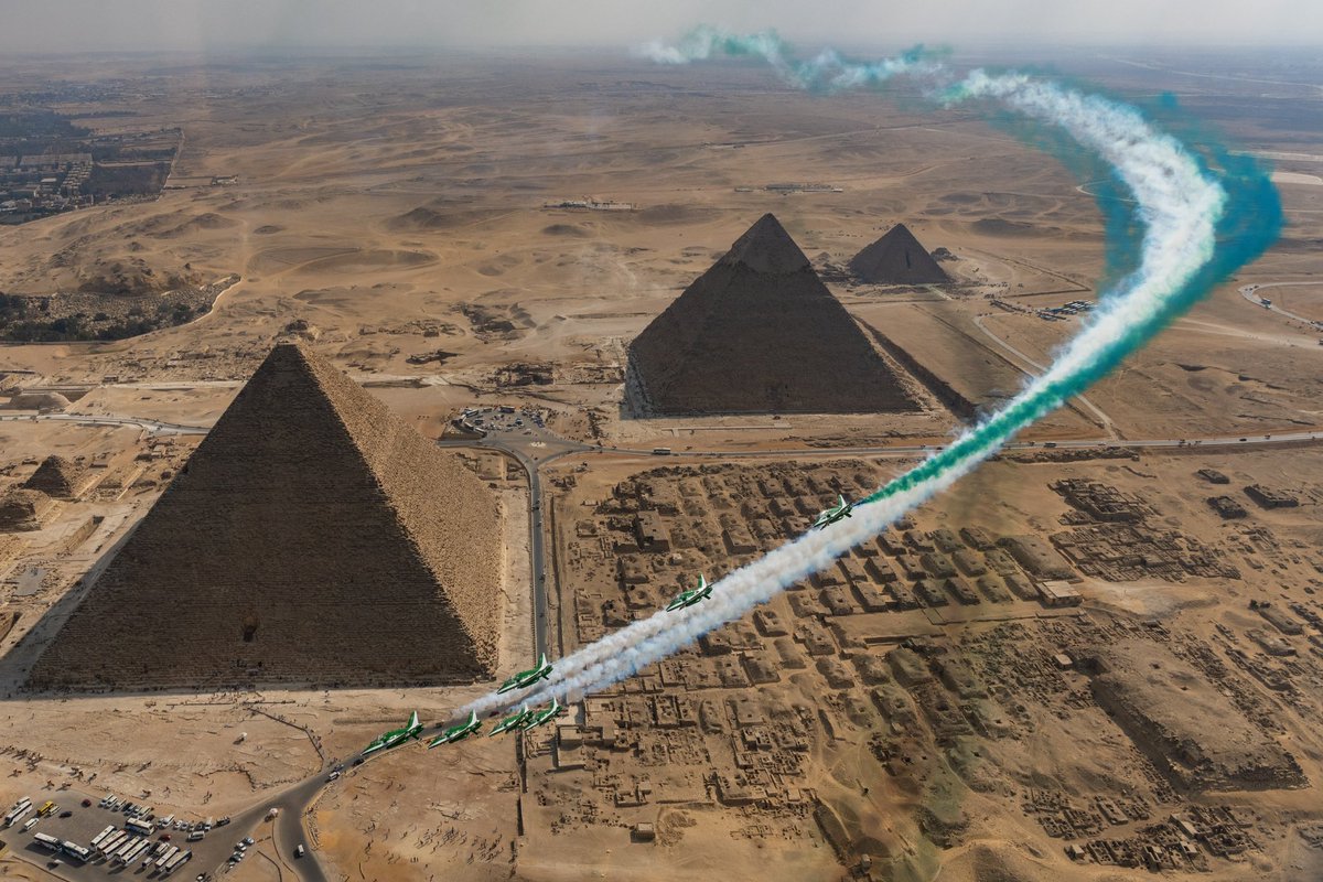 saudihawks's tweet photo. فريق #الصقور_السعودية وفريق الاستعراض الجوي المصري النجوم الفضية» يقدمان عرضا جويًا مشتركًا في حفل افتتاح العاصمة 
الإدارية الجديدة بجمهورية مصر العربية.
#مصر #القاهرة #saudihawks https://t.co/jxNac3VOgp