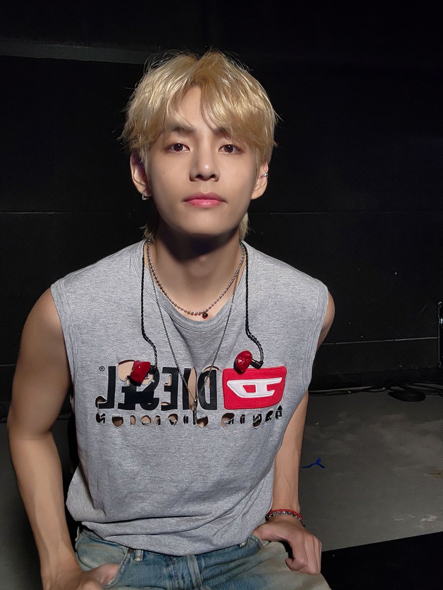 taeguide's tweet photo. [PHOTO] Layover @ Music shows For Army https://t.co/p0KD95wlgq