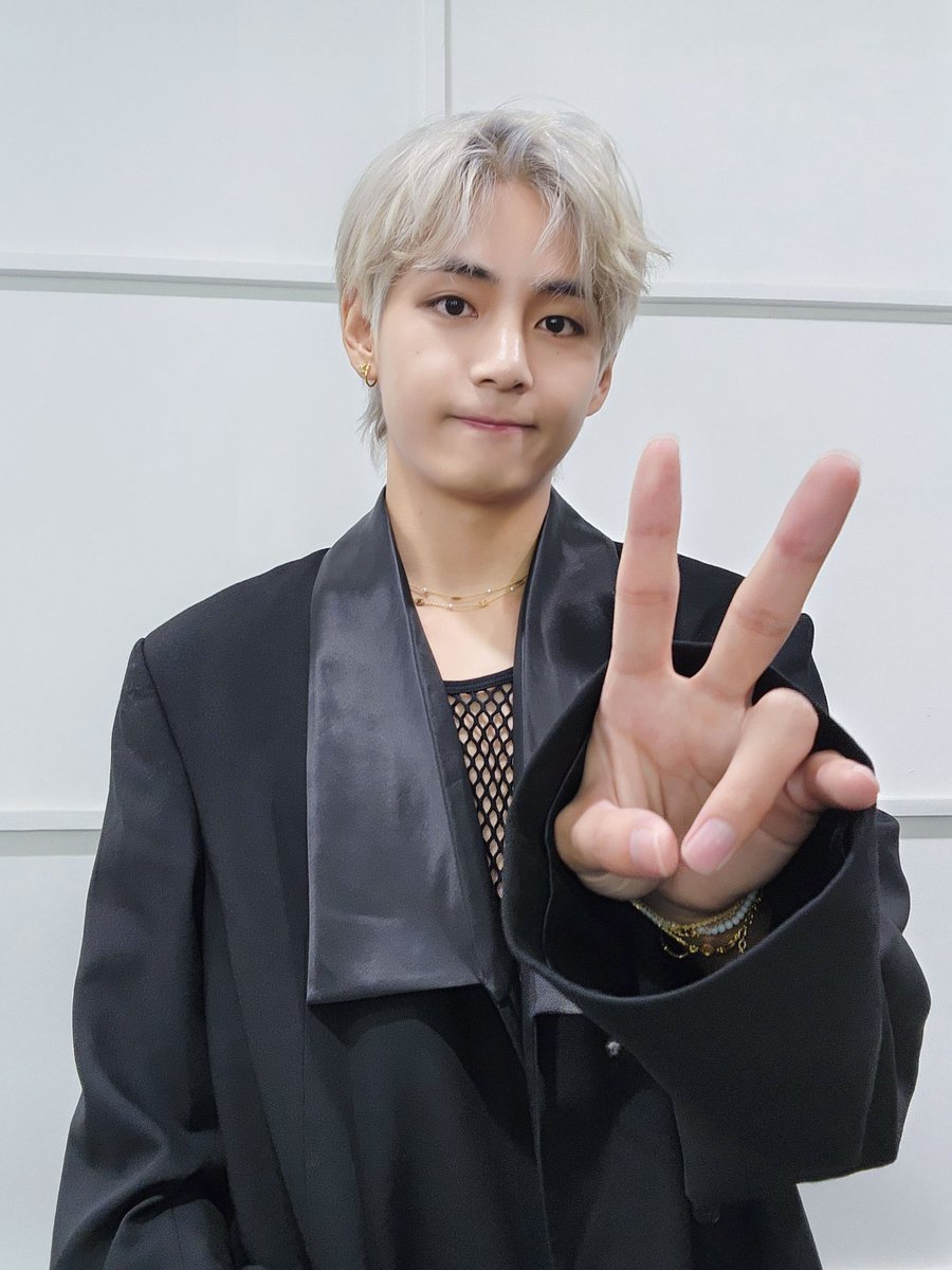 taeguide's tweet photo. [PHOTO] Layover @ Music shows For Army https://t.co/p0KD95wlgq