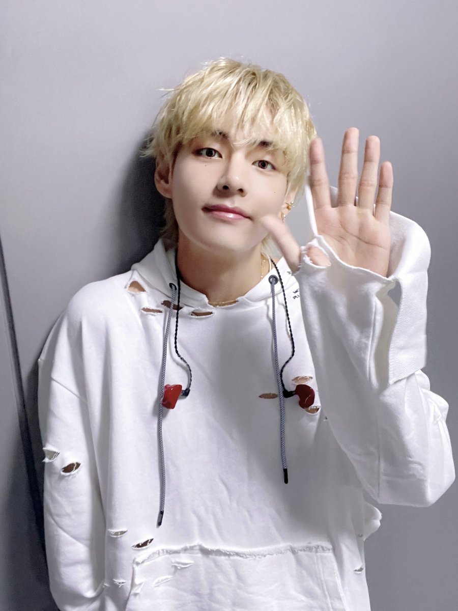 taeguide's tweet photo. [PHOTO] Layover @ Music shows For Army https://t.co/p0KD95wlgq