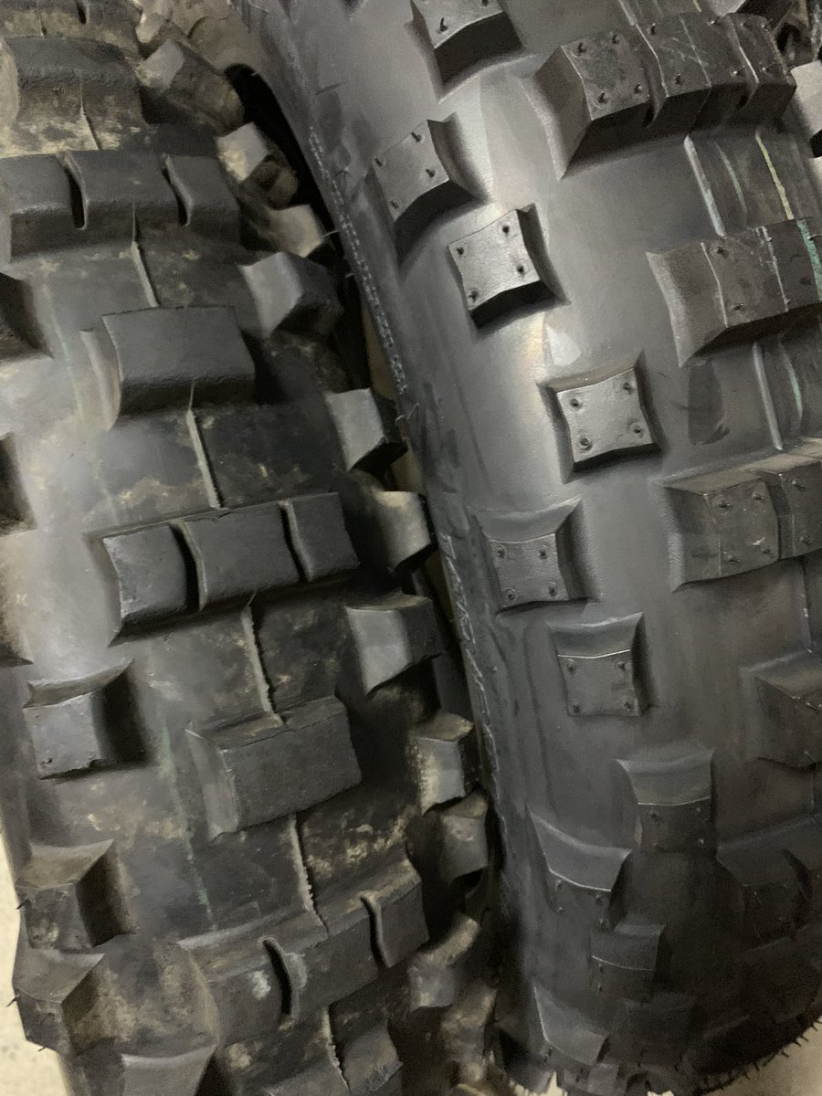 tokuda1000L's tweet photo. シンコーデビュー
hxと中古mx
#216hx
#216mx
#履き比べ
#石川トレールバイクライダー
#タイヤ交換
#初めての中古タイヤ
#汚いタイヤはダサい洗いたい https://t.co/sYVEe8gTAF