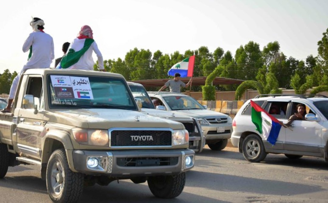 حنا نجوم ي صعاليك طالعوا فوق تشوفونا
واحنا لاجينا نعدل بـ نعالنا لقيناكم قراب

#كلنا_ال_كثير