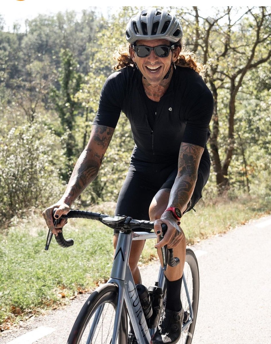 Esta pasión, la bicicleta. Somos vulnerables sobre ella, si nos caemos nos podemos hacer daño. Nos cansamos, sudamos, nos enfundamos una licra, generalmente incómoda. Nos pasan coches a menos de un metro, nos pitan, nos gritan, alguno nos maldice. Sabemos cual es el sabor de la