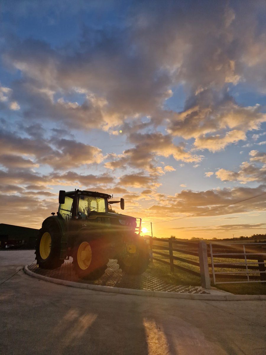 tallisamosgroup's tweet photo. 🌅It was a stunning morning at TAG Kemble depot this morning.
👌👏Super photo taken by Sharon Minty, TAG Service Co Ordinator📸Thank you for sharing with us.
#nofilter #intapic #sunrise #photogram #morning #johndeere #deeresun #deerefriend #deeresighting #cirencester #kemble https://t.co/wS8TTZnq4Y