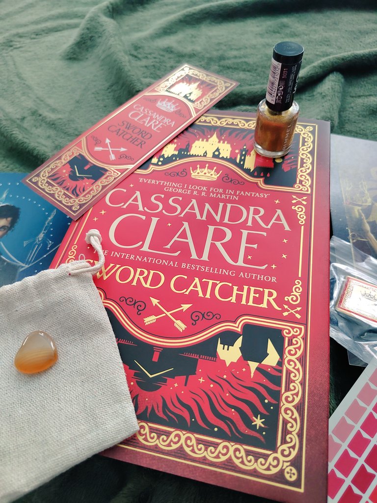 This week I am taking part in #SwordCatcher by Cassandra Clare #TandemReadalong 😍
Such a beautiful #bookmail package I can't even... 📦📖

Follow me on insta if you want to hear more about this #readalong 😁📚