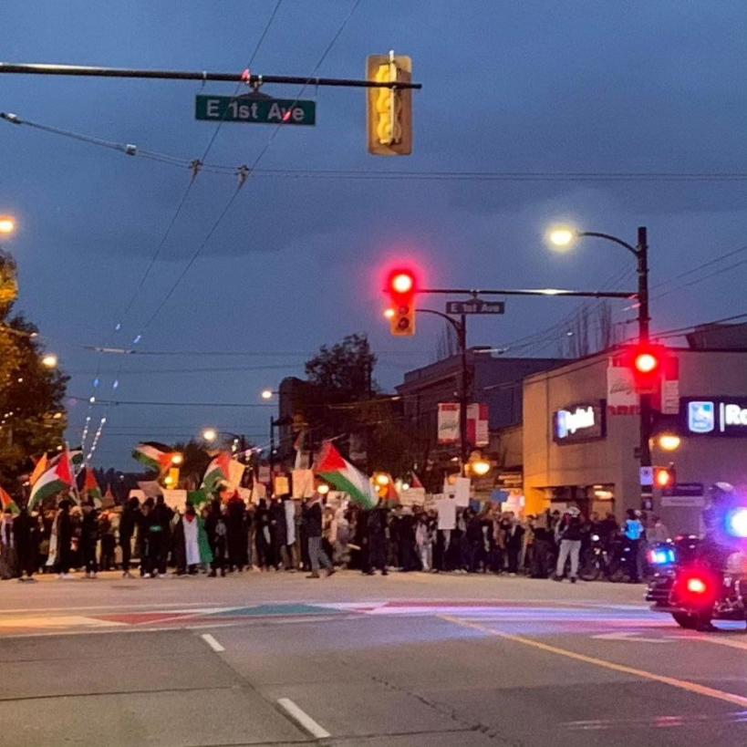 act4palIt's tweet photo. Centinaia di attivisti si radunano a Vancouver, #Canada, in sostegno al popolo #palestinese e in protesta contro l'aggressione #israeliana a #Gaza.
#IsraeliWarCrimes 
#Gaza_under_attack https://t.co/g0WrqxbHx3