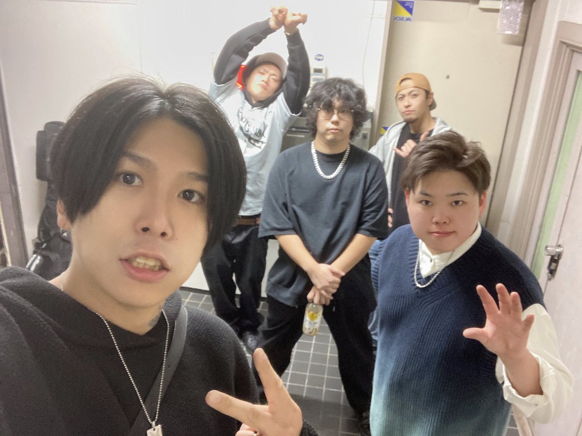 RUDEMAN_info's tweet photo. 10/28（土）柏ThumbUpにてLIVEをさせていただきます🎙️🎸🥁
その日はDifferent Actの企画で久々の人達に会えるのも楽しみであります🙋‍♂️
16時openで僕たちの出番は19時半からとなっております‼️
久々のLIVEで気合い入っておりますので是非遊びに来てください✨ https://t.co/wDQXZ7Chcr