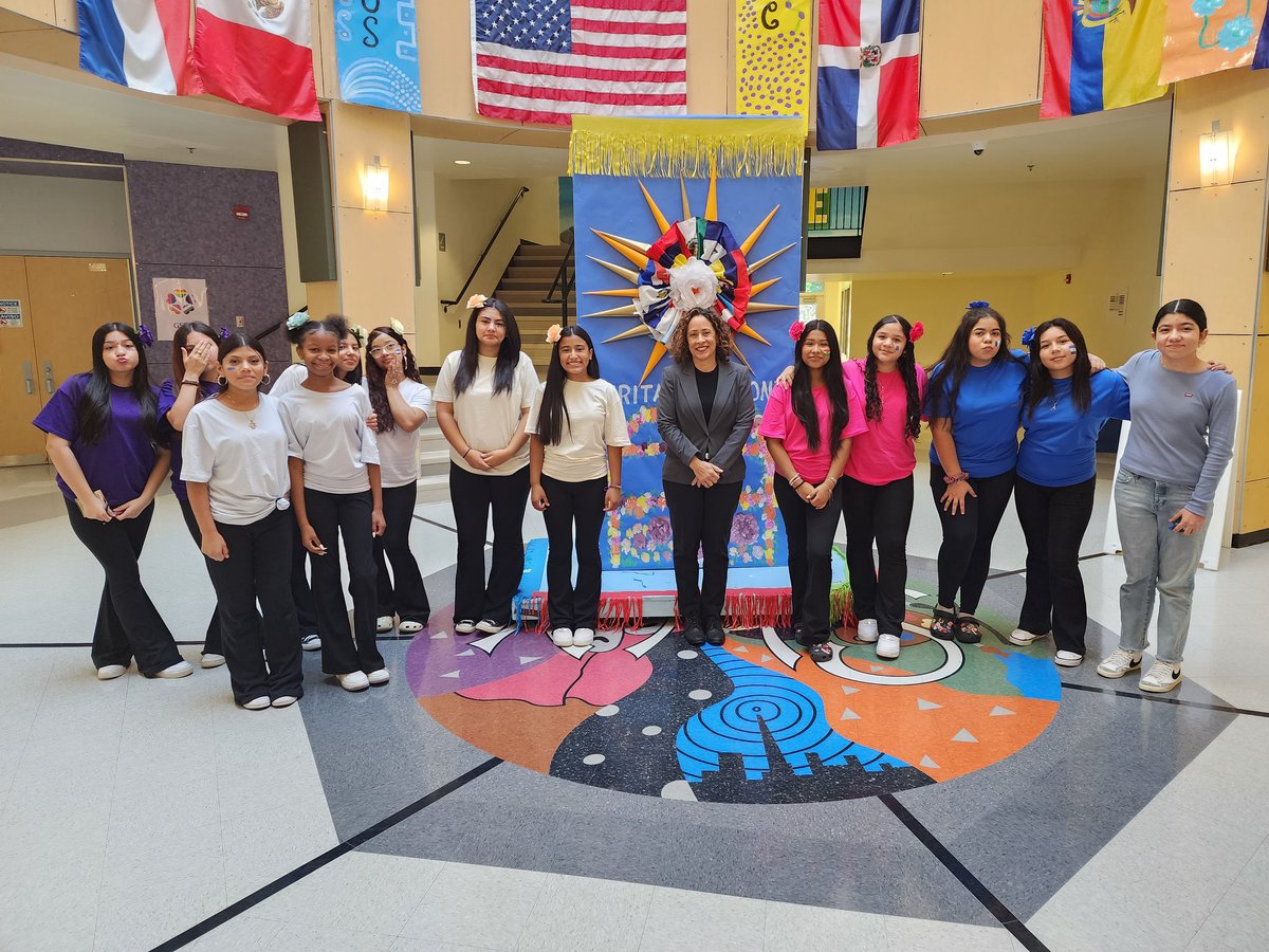 TaylorConnects's tweet image. An excellent way to end the week with a #HispanicHeritageMonth dance performance from Ss, schoolwide digital profiles &amp;amp; a full house gathered to listen &amp;amp; learn from the incredible Dr. Soriano. Thank you, Dr. Soriano for sharing your story and inspiring Ss!! #APSHHM @APSKenmore