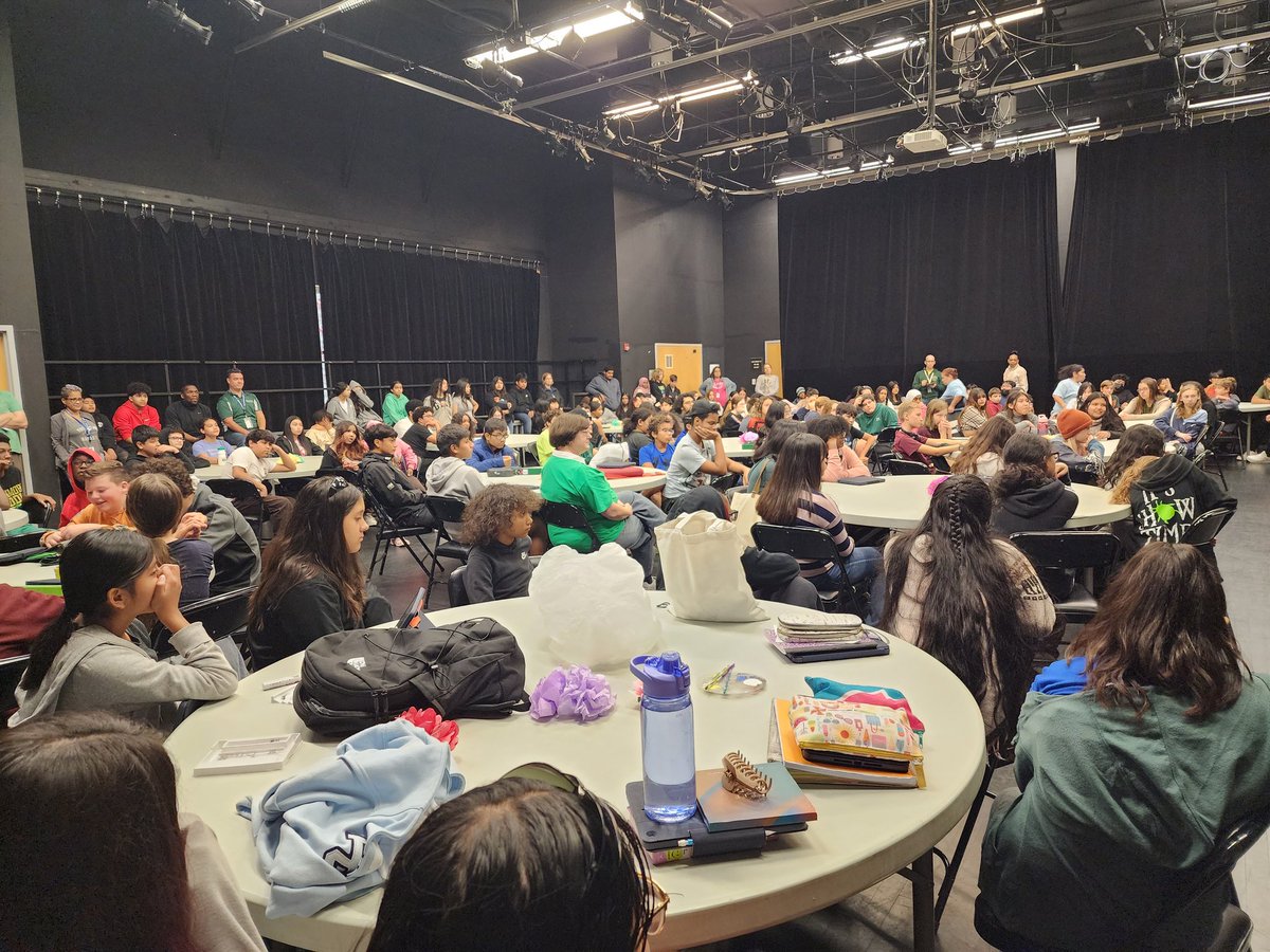 TaylorConnects's tweet image. An excellent way to end the week with a #HispanicHeritageMonth dance performance from Ss, schoolwide digital profiles &amp;amp; a full house gathered to listen &amp;amp; learn from the incredible Dr. Soriano. Thank you, Dr. Soriano for sharing your story and inspiring Ss!! #APSHHM @APSKenmore