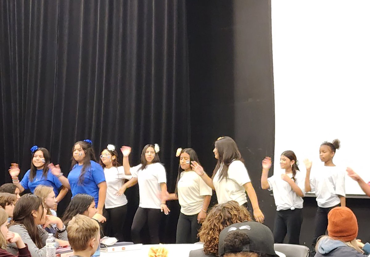TaylorConnects's tweet image. An excellent way to end the week with a #HispanicHeritageMonth dance performance from Ss, schoolwide digital profiles &amp;amp; a full house gathered to listen &amp;amp; learn from the incredible Dr. Soriano. Thank you, Dr. Soriano for sharing your story and inspiring Ss!! #APSHHM @APSKenmore