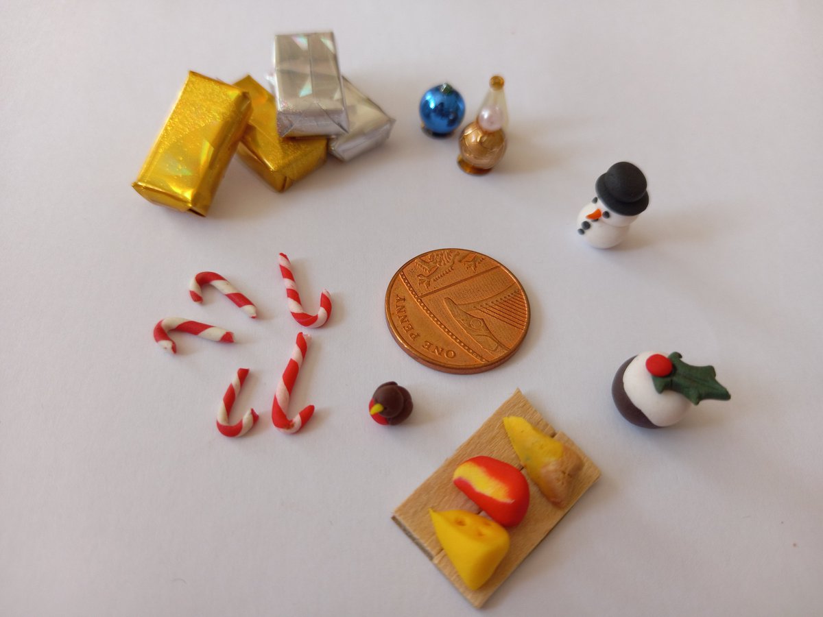 Our new-look #Christmas selection pack of #dollshouse #miniatures is now available with #free postage! Have a look now: ebay.co.uk/itm/1159423583…