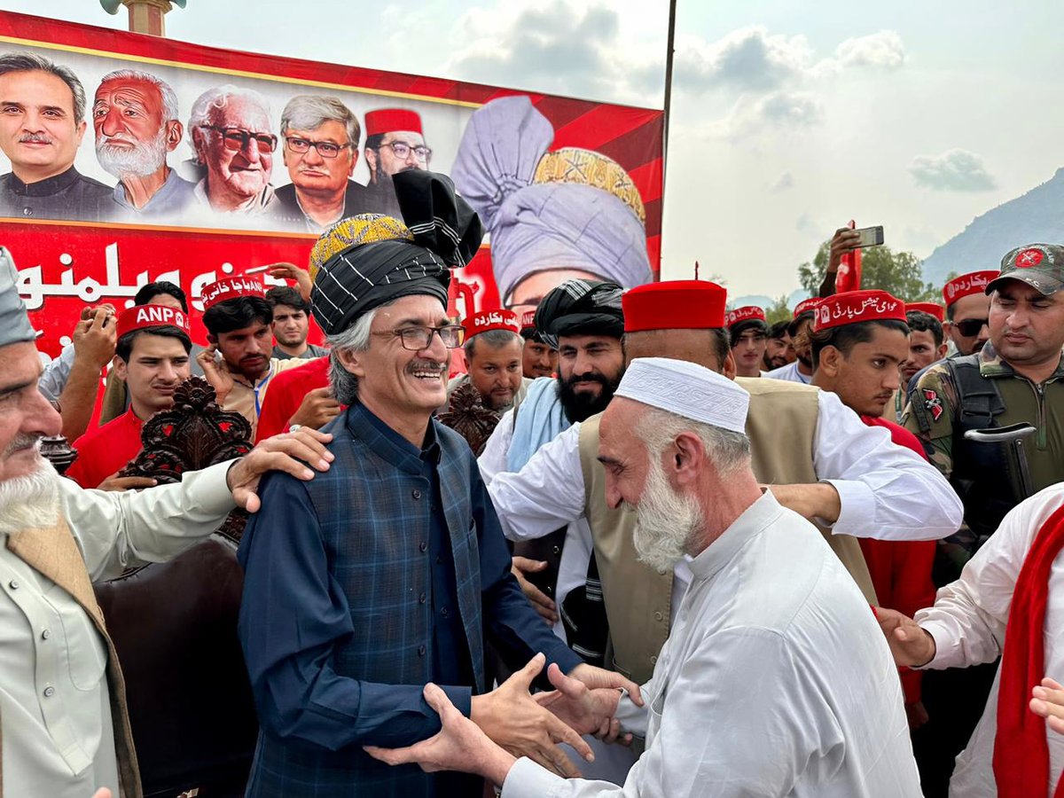 ANPMarkaz's tweet photo. عوامی نیشنل پارٹی پی کے 64 (نیا پی کے 67) مومند کے زیراہتمام ورکرز کنونشن، صوبائی جنرل سیکرٹری سردار حسین بابک کی ورکرز کنونشن میں خصوصی شرکت، امیدوار پی کے 64 نثار مومند صوبائی جنرل سیکرٹری سردار حسین بابک کو کنونشن میں روایتی پگڑی پہنا رہے ہیں۔ رکن صوبائی الیکشن کمیشن مولانا خانزیب، ضلعی صدر ملک سیف اللہ، جنرل سیکرٹری حضرت خان مومند اور دیگر ذمہ داران و عمائدین بھی موجود ہیں۔

#ANPMomand | #Vote4Laltain