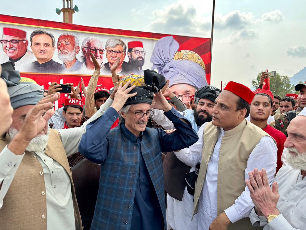 ANPMarkaz's tweet photo. عوامی نیشنل پارٹی پی کے 64 (نیا پی کے 67) مومند کے زیراہتمام ورکرز کنونشن، صوبائی جنرل سیکرٹری سردار حسین بابک کی ورکرز کنونشن میں خصوصی شرکت، امیدوار پی کے 64 نثار مومند صوبائی جنرل سیکرٹری سردار حسین بابک کو کنونشن میں روایتی پگڑی پہنا رہے ہیں۔ رکن صوبائی الیکشن کمیشن مولانا خانزیب، ضلعی صدر ملک سیف اللہ، جنرل سیکرٹری حضرت خان مومند اور دیگر ذمہ داران و عمائدین بھی موجود ہیں۔

#ANPMomand | #Vote4Laltain