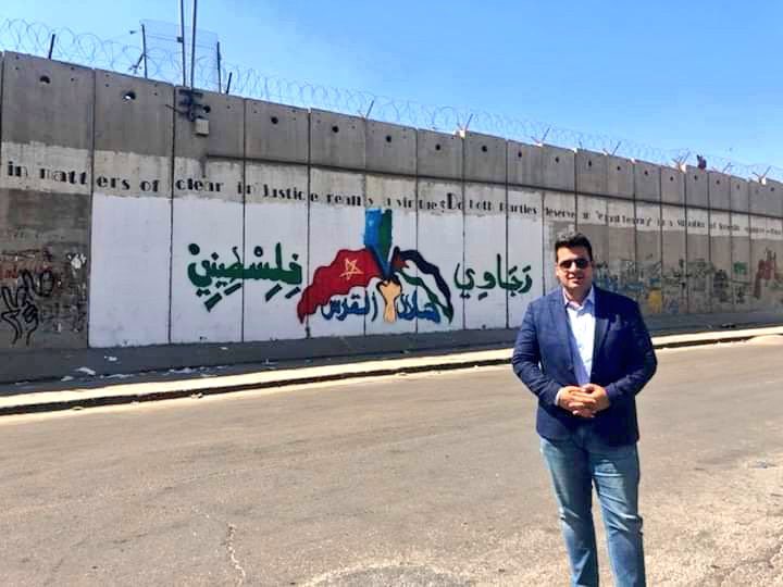 رجاوي فلسطيني مع العلمين المغربي 🇲🇦 و الفلسطيني 🇵🇸 على حائط الاحتلال بالقدس
