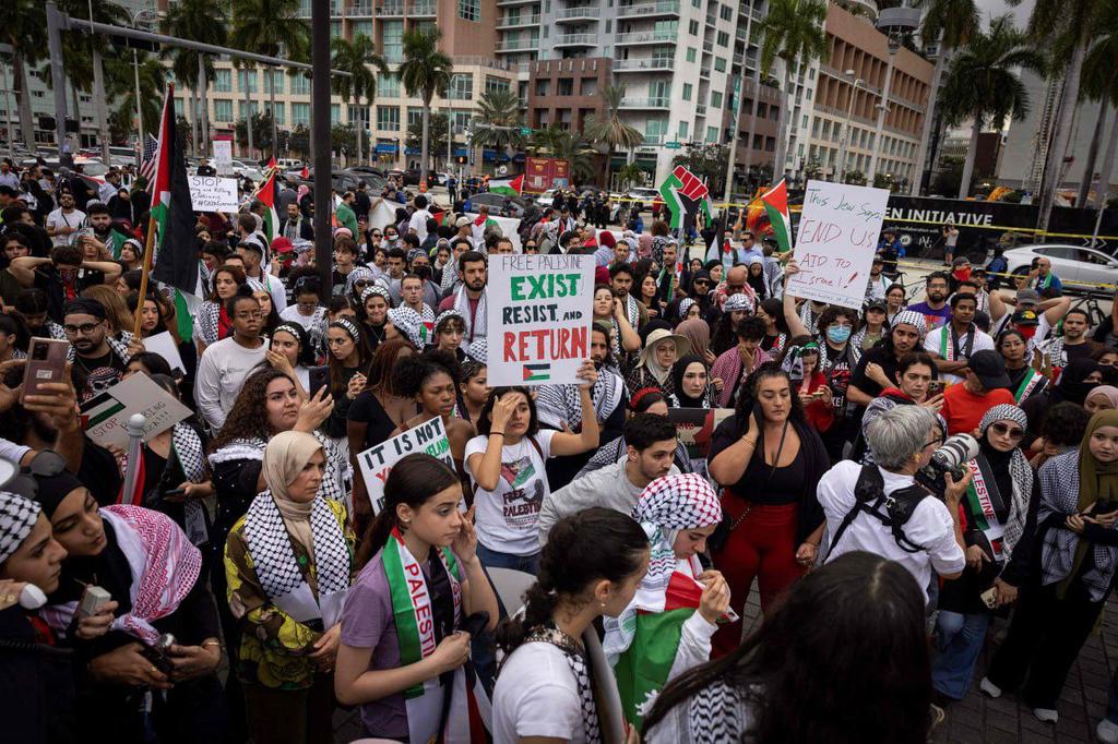 Hundreds of pro-#Palestine activists rally in Miami, Florida, supporting the #Palestinian people and protesting the #Israeli aggression on #Gaza. #ısraelTerrorists #Gaza_under_attack