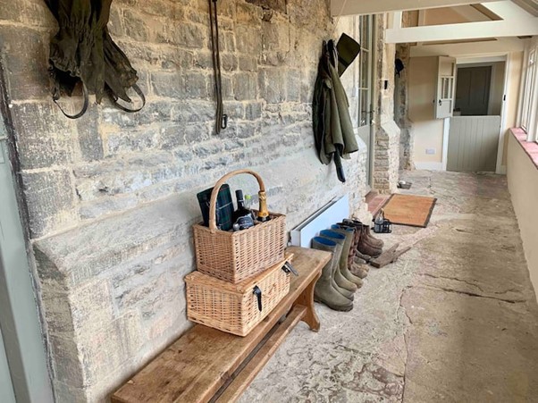 kingjohnsbarn's tweet photo. Autumn is here and winter will not be far behind.  We've got the logs in, the fires are ready and we do not charge for extra logs, so get booked in and cosy up after a walk in the country with your family and friends in the snug #woodburners #openfires  #cotswolds #countrywalks https://t.co/WZXZCoJ93H