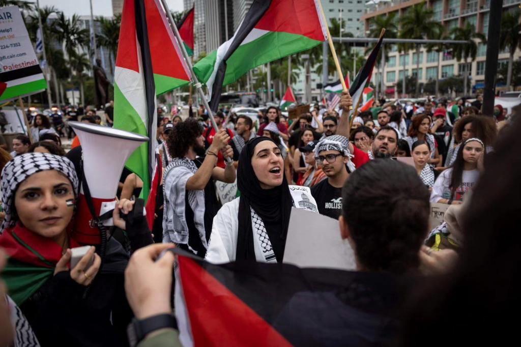 act4palFr's tweet photo. Des centaines d'activistes pro-#Palestine se rassemblent à Miami, en Floride, en soutien au peuple #palestinien et pour protester contre l'agression #israélienne à #Gaza.
#Gaza_under_attack 
#ısraelTerrorists https://t.co/dddJjnE0Kc