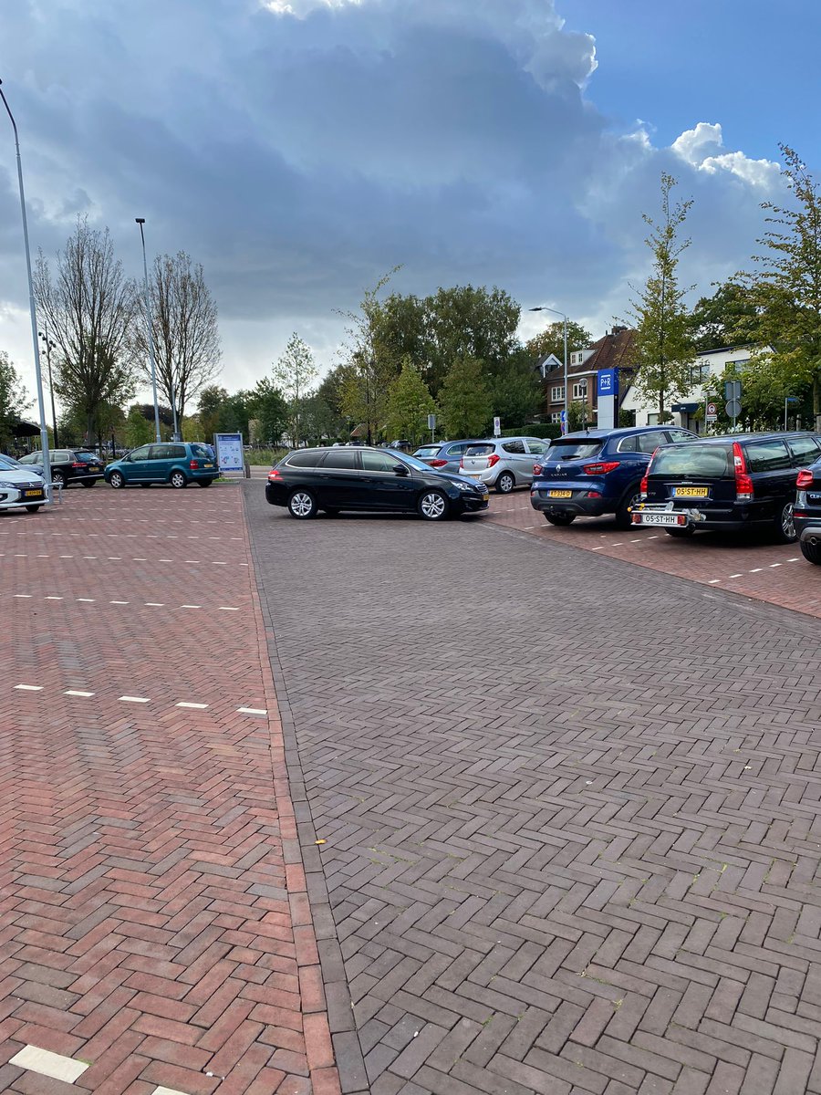 En hierom hebben we dus een handrem (of iemand kan gewoon echt niet parkeren) #bussum