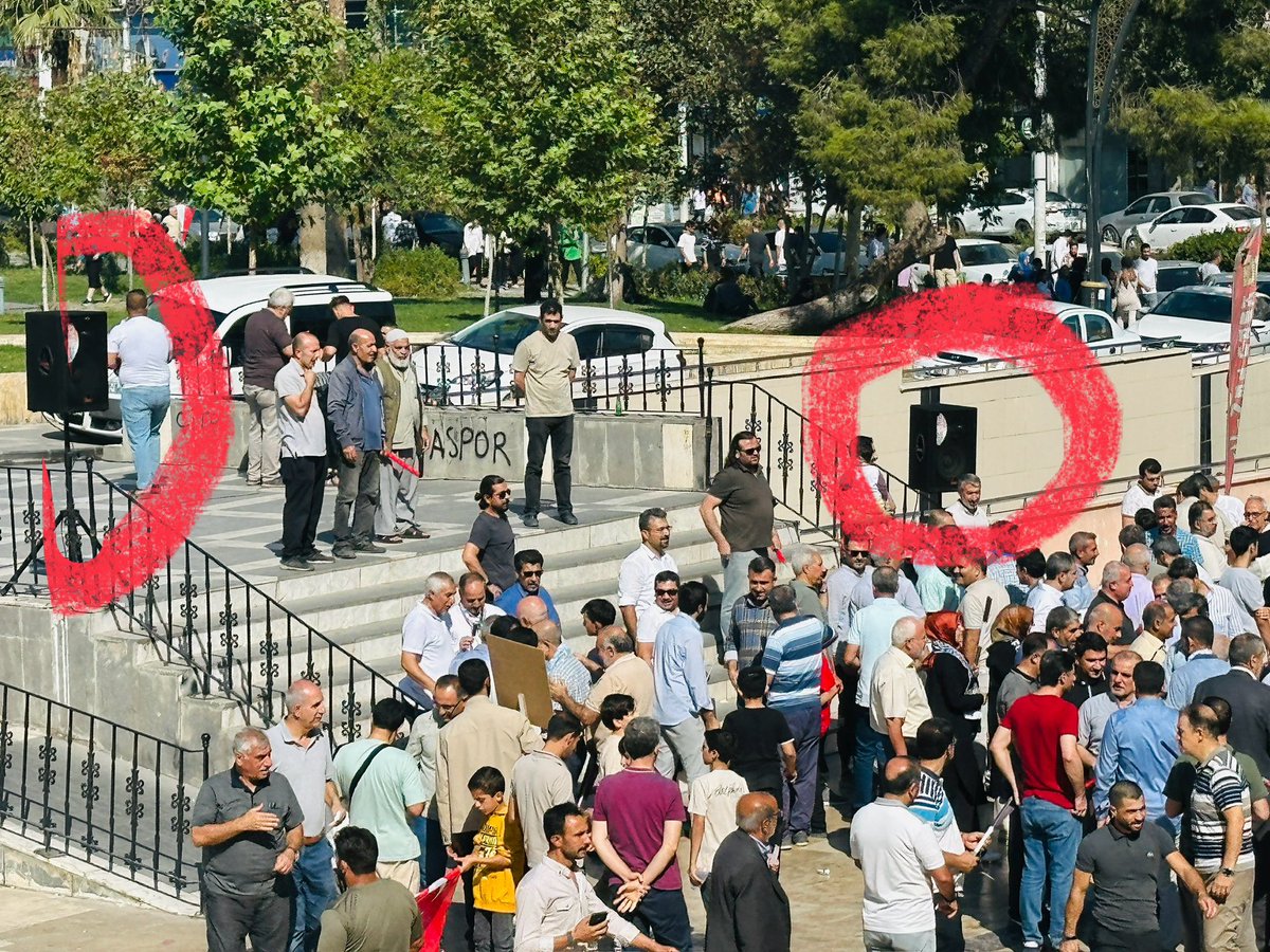 Parti olarak bir çok defa Ahmet Bahçivan iş merkezinde yaptığımız basın açıklamalarında,“ses desibelini” gerekçe göstererek çift hoparlöre izin vermeyen kolluk ama söz konusu sarı sendikalar olunca “ses desibelini” unutuyorlar!