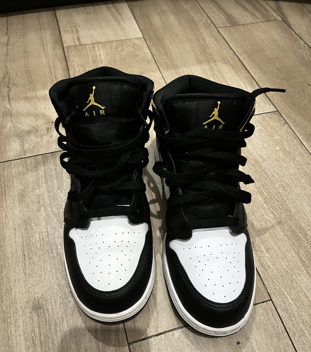 prctty_'s tweet photo. Wts nike air jordan 1 mid (GS), with box ori. Bisa check. VNDS. Ukuran 40. Lepas 1.3, nego sampai deal? DM. #zonauang https://t.co/VzkbhsMzap