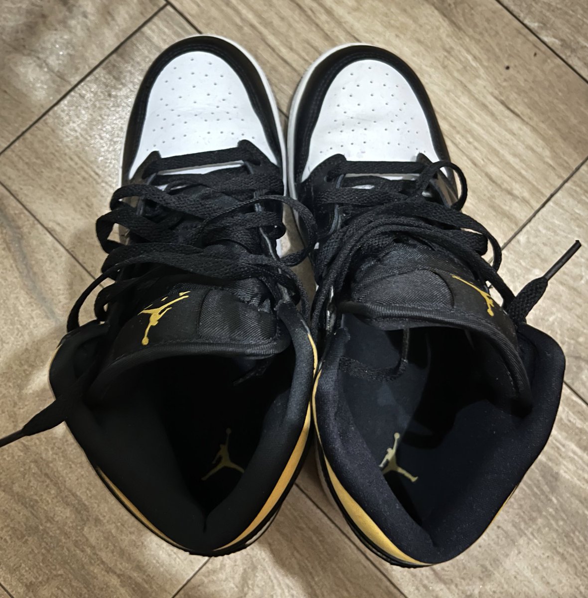 prctty_'s tweet photo. Wts nike air jordan 1 mid (GS), with box ori. Bisa check. VNDS. Ukuran 40. Lepas 1.3, nego sampai deal? DM. #zonauang https://t.co/VzkbhsMzap