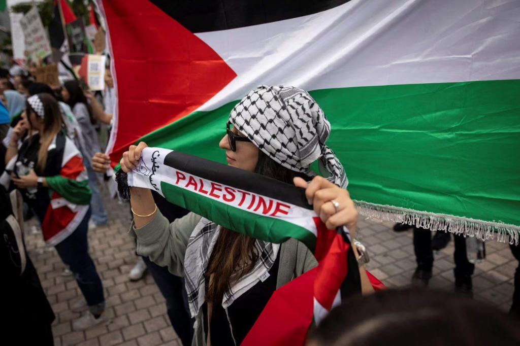 act4palIt's tweet photo. Centinaia di attivisti pro-#Palestina si radunano a Miami, in Florida, in sostegno al popolo #palestinese e in protesta contro l'aggressione #israeliana a #Gaza.
#ısraelTerrorists 
#Gazagenocide https://t.co/ICpey363mj