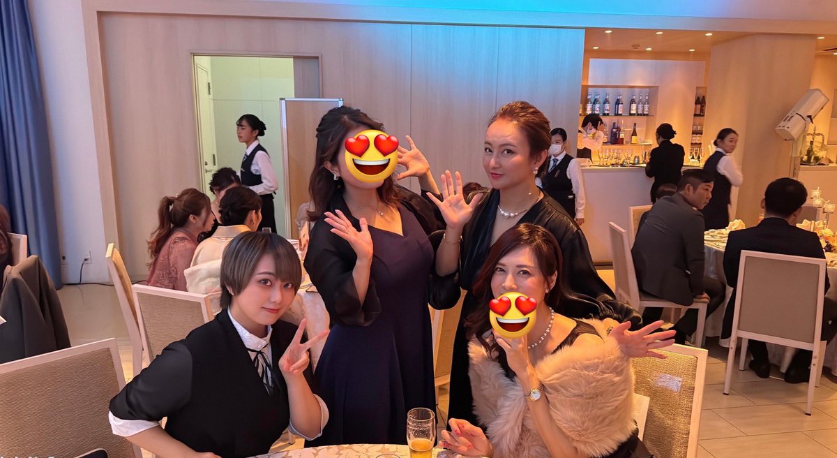 piromi0407's tweet photo. たまちゃん@tamachan_1218 、まなこちゃん@manako0107s 、結婚おめでとう❣️最高に感動して泣いた😭@sayune_snack と@noahtan_model と@foxneeesan と出席してきたんだけど、ケーキ入刀ならぬテキーラ一気でオンナ私だけ呼ばれてテキーラ一気、なんで？？？ https://t.co/SMmszUBbiM