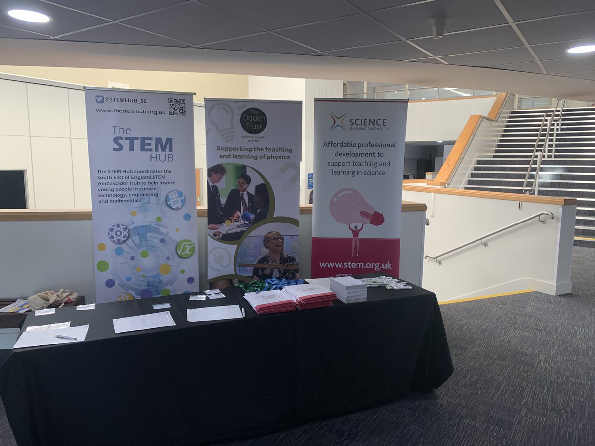 STEMHUB_SE's tweet photo. Today we are at @Dane_Court_GS working with @ogdentrust hosting Early Careers & Non-Specialist #Physics Day. Over 40 #teachers in attendance.
#Inspire #support #cpd #physicsteaching https://t.co/Y1HV1EOBOX
