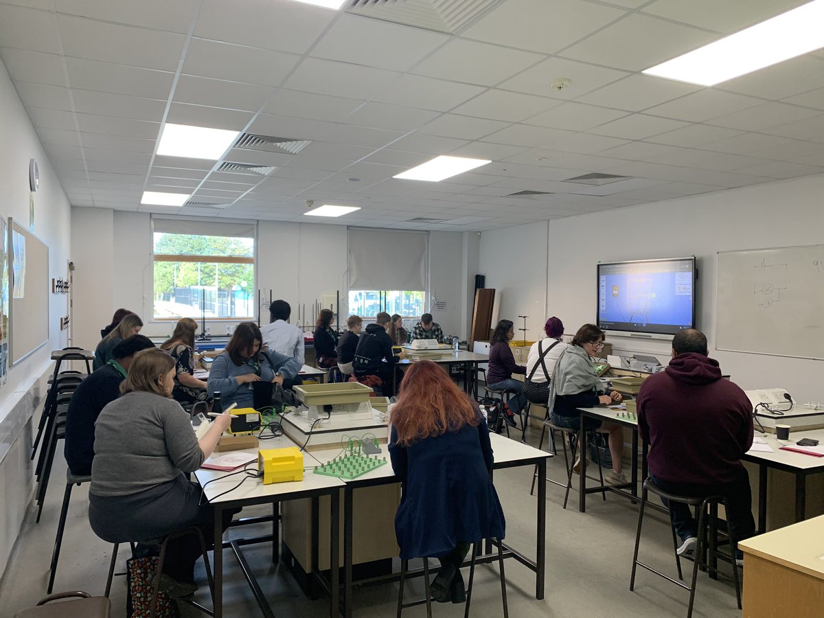 STEMHUB_SE's tweet photo. Today we are at @Dane_Court_GS working with @ogdentrust hosting Early Careers & Non-Specialist #Physics Day. Over 40 #teachers in attendance.
#Inspire #support #cpd #physicsteaching https://t.co/Y1HV1EOBOX