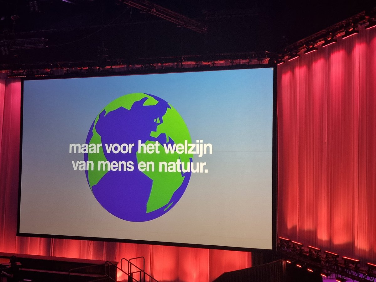 GerwiTemmink's tweet photo. Vandaag met velen - bijna 5000! - op #congresgroenlinkspvda in #Rotterdam. Met o.a. onze Zeeuwse kandidaat op nr. #22 @APijpelink. Sterk #verkiezingsprogramma. Mooi #campagnefilmpje! En natuurlijk ontmoetingen met tal van interessante mensen. #eerlijk #sociaal #duurzaam https://t.co/kNoimVBpYJ