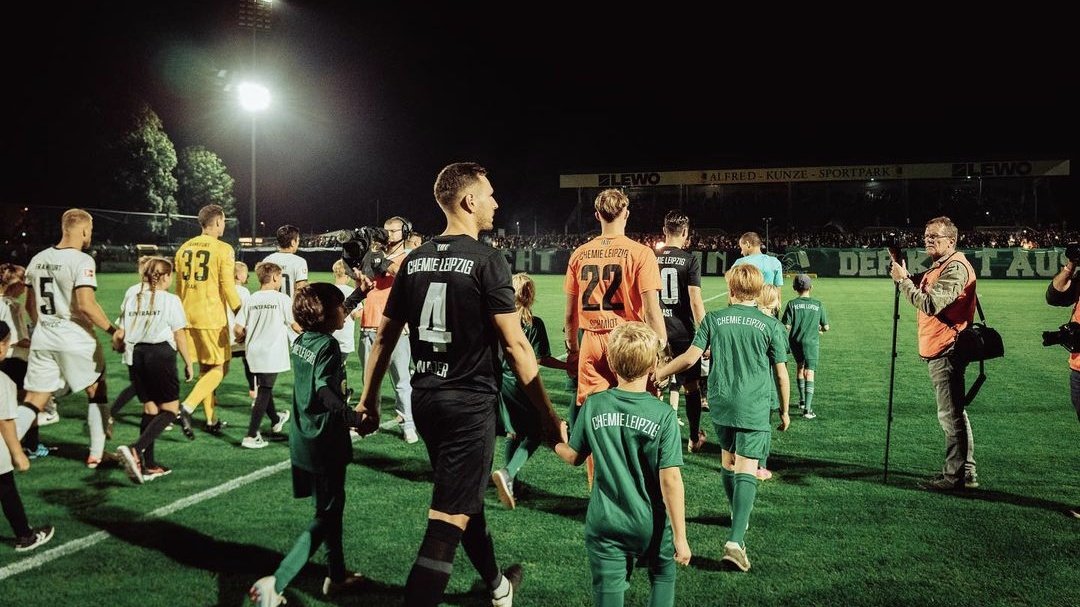 nur_die_bsg's tweet image. Wir finden immer noch kaum Wort für den gestrigen Abend. Welch ein Fußballfest! Danke an alle - vorallem die @Eintracht und ihre Fans - die den Abend (und Nacht) gestern so wunderbar gemacht haben. BSGE! 💚❤️🤍