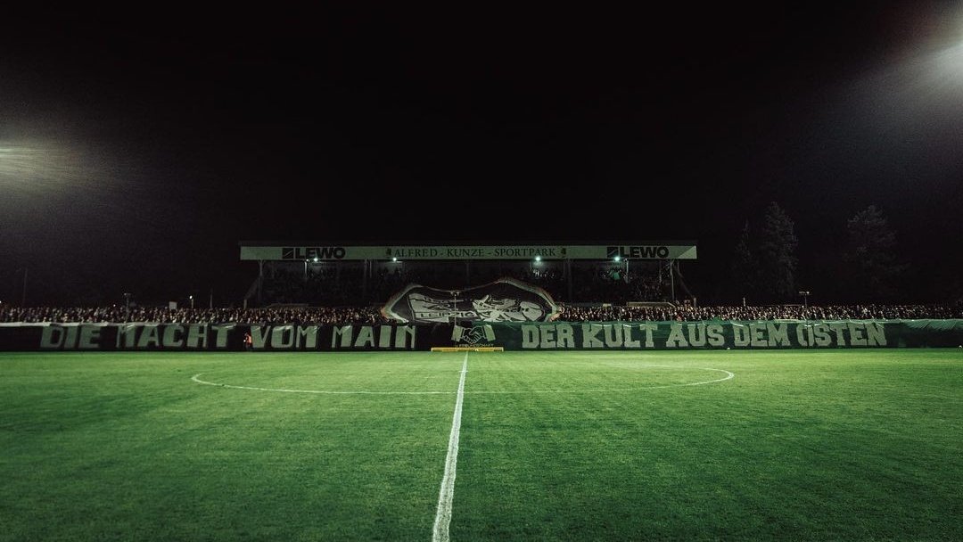 nur_die_bsg's tweet image. Wir finden immer noch kaum Wort für den gestrigen Abend. Welch ein Fußballfest! Danke an alle - vorallem die @Eintracht und ihre Fans - die den Abend (und Nacht) gestern so wunderbar gemacht haben. BSGE! 💚❤️🤍