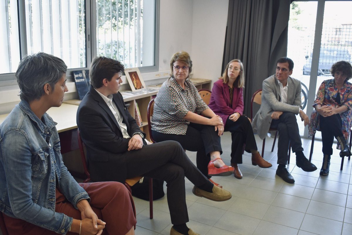 Ahir, vam tenir el plaer i el privilegi de compartir un bocí de vida bressolaire amb l’honorable consellera d’educació @AnnaSimo que defensa, com nosaltres, l’ensenyament immersiu en català.