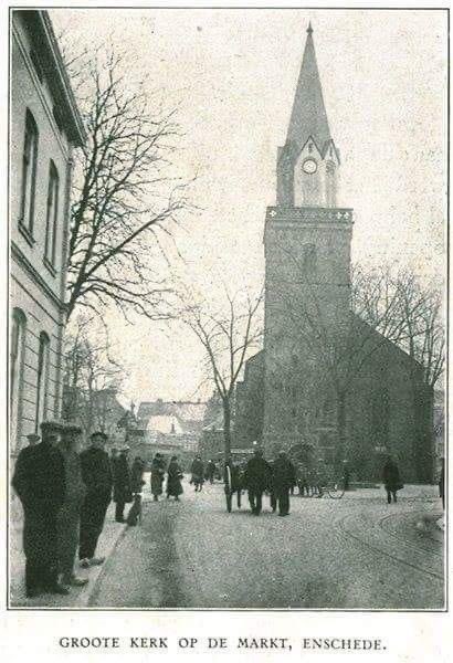 De kerk - Oude Markt Enschede - met de originele oude toren.foto gemaakt waarschijnlijk jaren twintig.

📸 Bron Ach lieve tijd Enschede (Facebook)