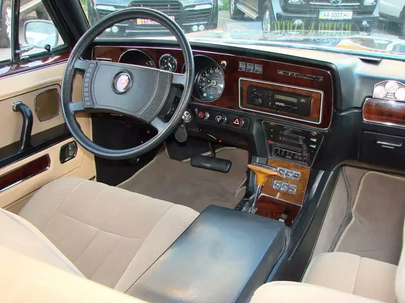 StanicaLuganska's tweet image. 14 октября 1977 года на ГАЗе собрали первую «Чайку» ГАЗ-14 второго поколения. Правда, автомобиль с порядковым номером 1 (единственный, выкрашенный в темно-вишнёвый цвет) собрали годом ранее и в декабре 1976-го подарили на 70-летний юбилей Леонида Ильича Брежнева.