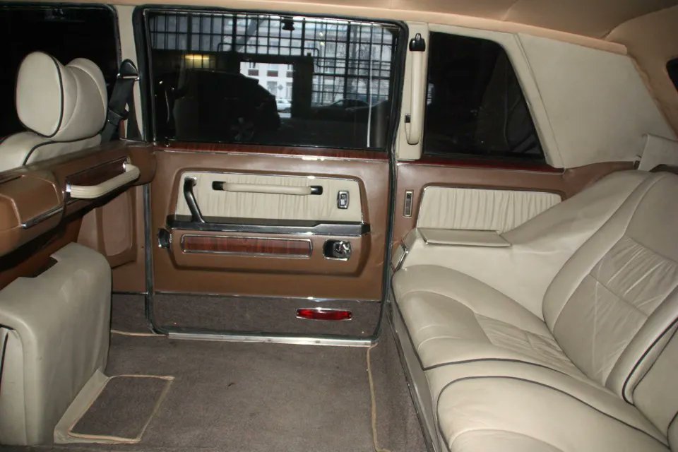 StanicaLuganska's tweet image. 14 октября 1977 года на ГАЗе собрали первую «Чайку» ГАЗ-14 второго поколения. Правда, автомобиль с порядковым номером 1 (единственный, выкрашенный в темно-вишнёвый цвет) собрали годом ранее и в декабре 1976-го подарили на 70-летний юбилей Леонида Ильича Брежнева.