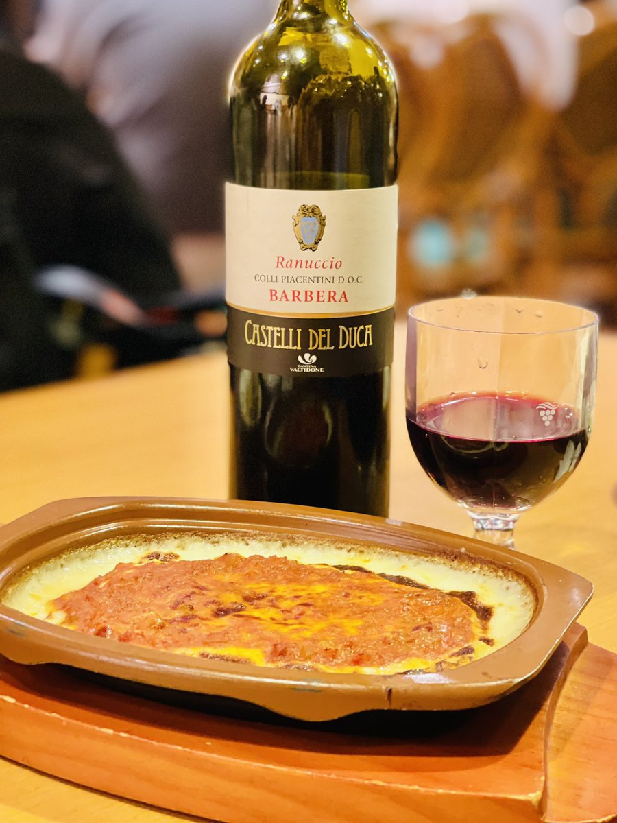 tanabe_duvin's tweet photo. サイゼリヤでこのような流れでオーダーするとイタリア料理とワインのペアリングコースのように贅沢に楽しめる。
1.前菜「チキンのシーザーサラダ」と「インカントス」
2.温菜「エスカルゴ」と「オーリ」
3.肉料理「若鶏のディアボラ風」と「オーリ」
4.「ミラノ風ドリア」と「ラヌッチョ バルベーラ」 https://t.co/PPG44r1nNl