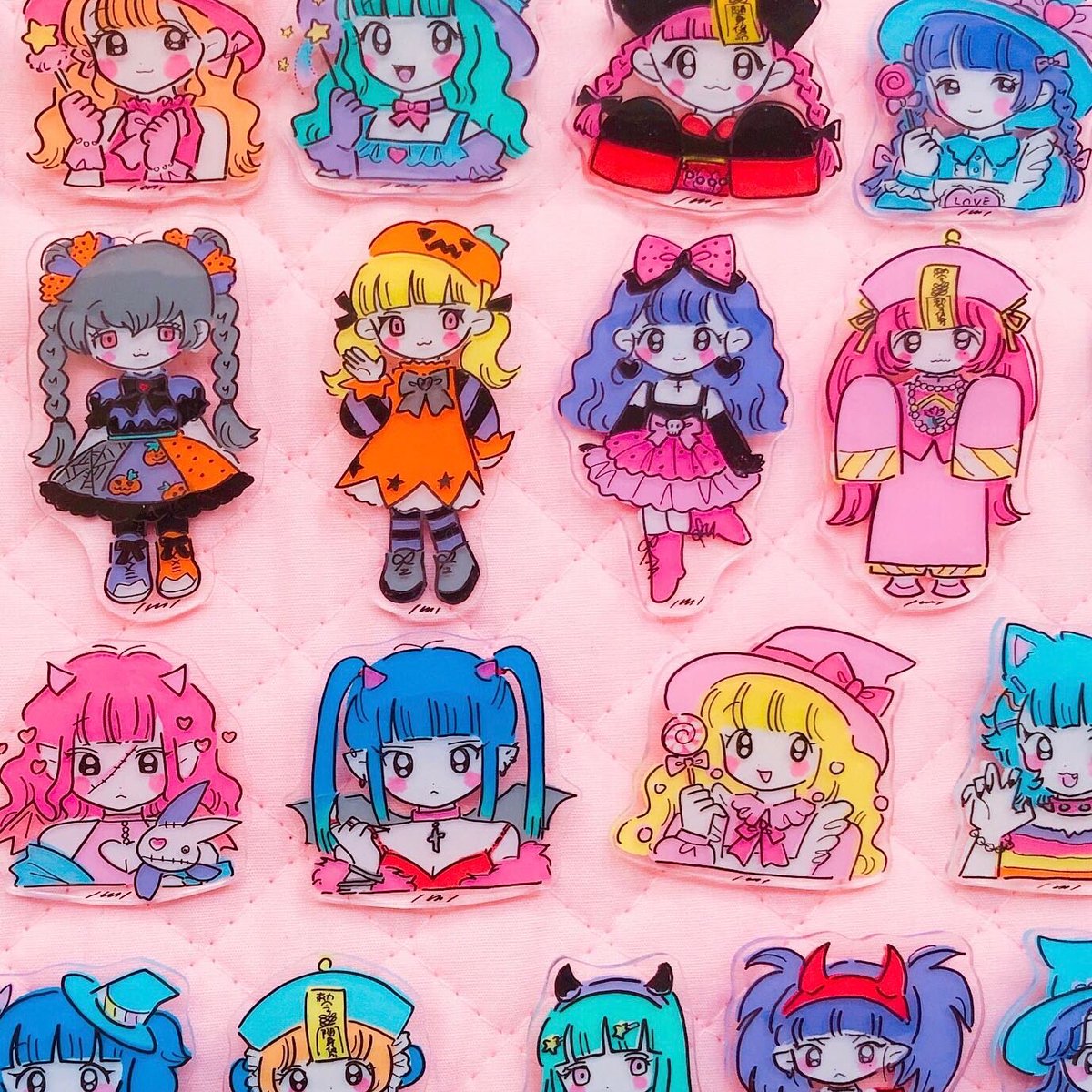 ハロウィンショップ、
このあと8時からオープンです🎃🖤
新作イラストのステッカー、ポストカード、バッジくじなど!
にゃお〜んもいますよ😼🍬
ぜひ遊びにきてみてくださいねー✨
▼
https://t.co/STsf6IGxCR