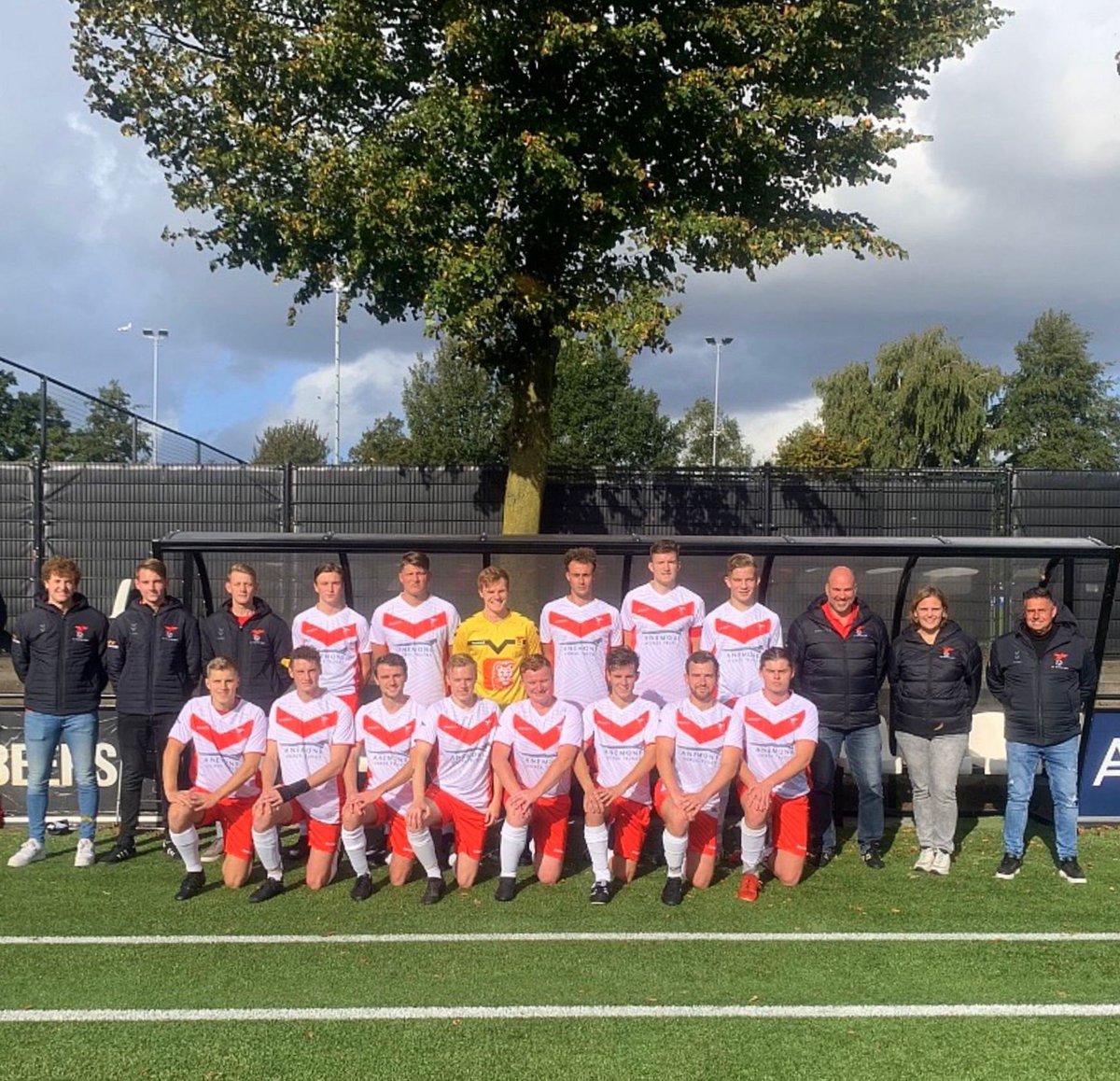 BroeWilleke's tweet photo. Nieuwe tenue's B-selectie!  Stefan van Kooten en Erik Donselaar BEDANKT! #trotsoponzesponsors 🔴⚪️ https://t.co/nidKZUDusD