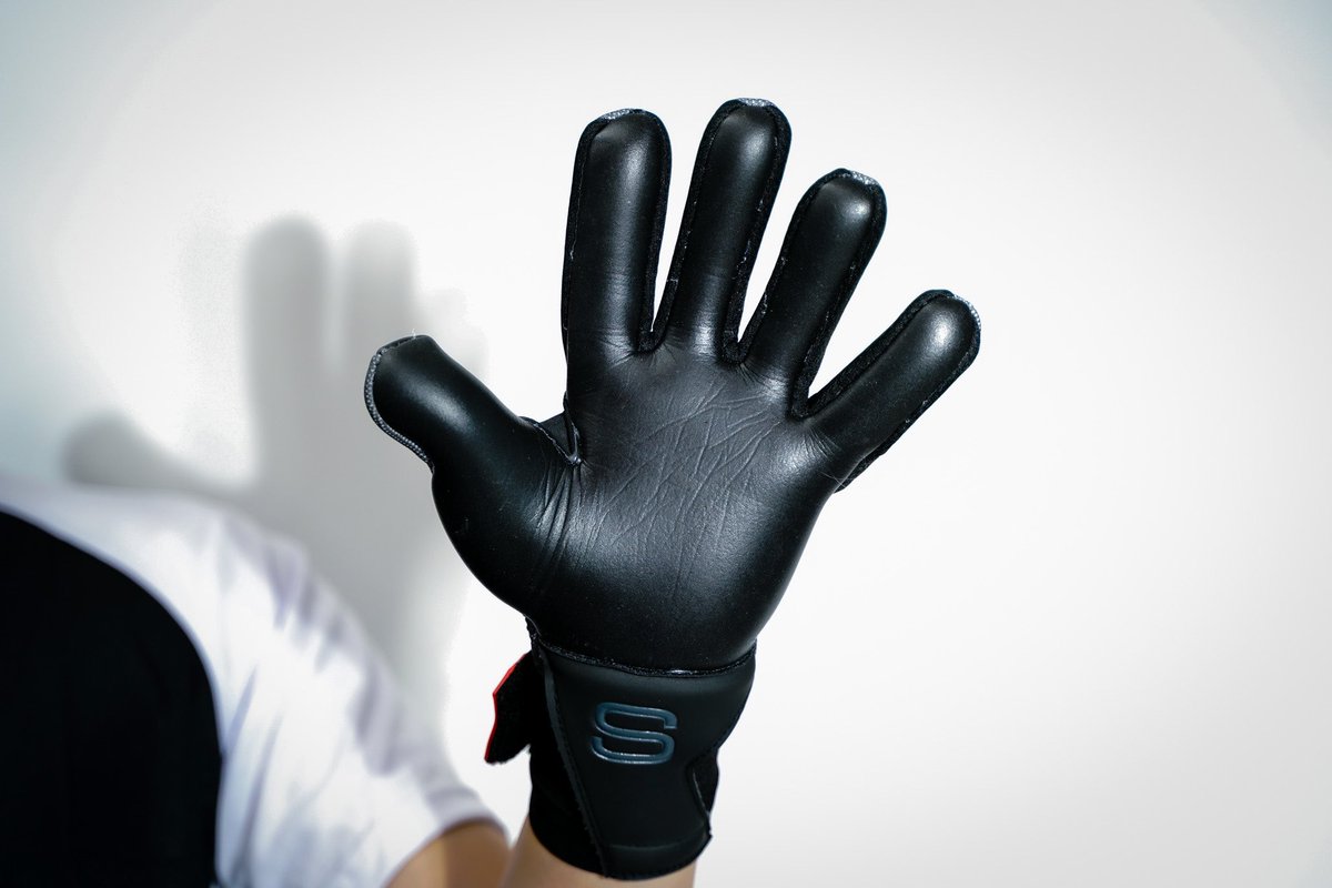 gk_sherpa's tweet photo. Update Model❗️

新たに生まれ変わった【IRON Mk-Ⅱ】が登場！

Next contact LaTexを搭載した
IRON Mk-Ⅱは、SHERPAの中でもトップクラスのグリップ力を誇ります。

🛑発売価格:税込¥6,800
🛑ご購入はこちら！
https://t.co/1w3cjzJsIU

バックハンド素材も前作からアップデート！
軽量性・通気性・着脱性ともに向上しています。

鉄壁の守りをする全てのGK達がヒーローになるために！

【プレゼントキャンペーン詳細🎁】
抽選で1名様にIRON Mk-Ⅱをプレゼント！

①このポストをリポスト！
②このアカウントをフォロー！

150リポスト達成で当選人数を3名に❕

締切は10月20日となります。