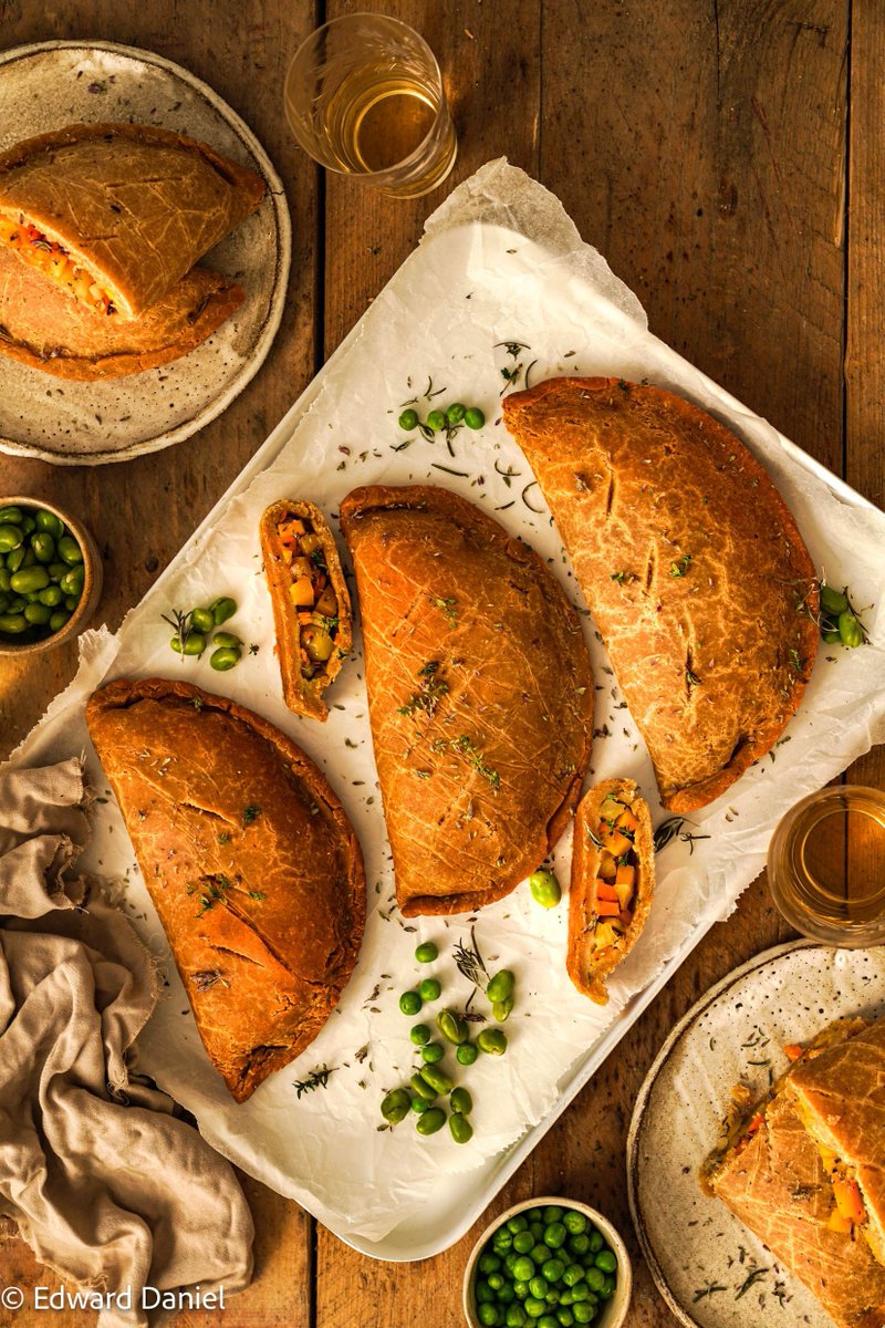 ethivegan's tweet photo. Herbed earthy butternut, potato, swede and carrot filling enfolded in cassava chickpea and buckwheat pastry; Vegan Cornish Pasty https://t.co/oguuv82MZn #food #veganfoodie #veganblogger #vegan #veganfoodporn #foodporn #veganphotography #glutenfree #glutenfreeporn #glutenfreefood https://t.co/SxC2j504Zg