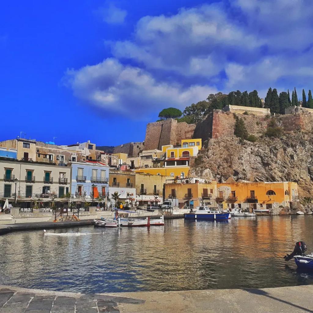 Largest of #aeolianislands #Lipari has a population of 10,000 and is the main port for the islands. In the past pumice was mined here but now no longer, just tourism.#sicily #mirabilia #bgtw @travwriters #travel #Travelgram #traveling #Travelphotography #travelling #travelblogger