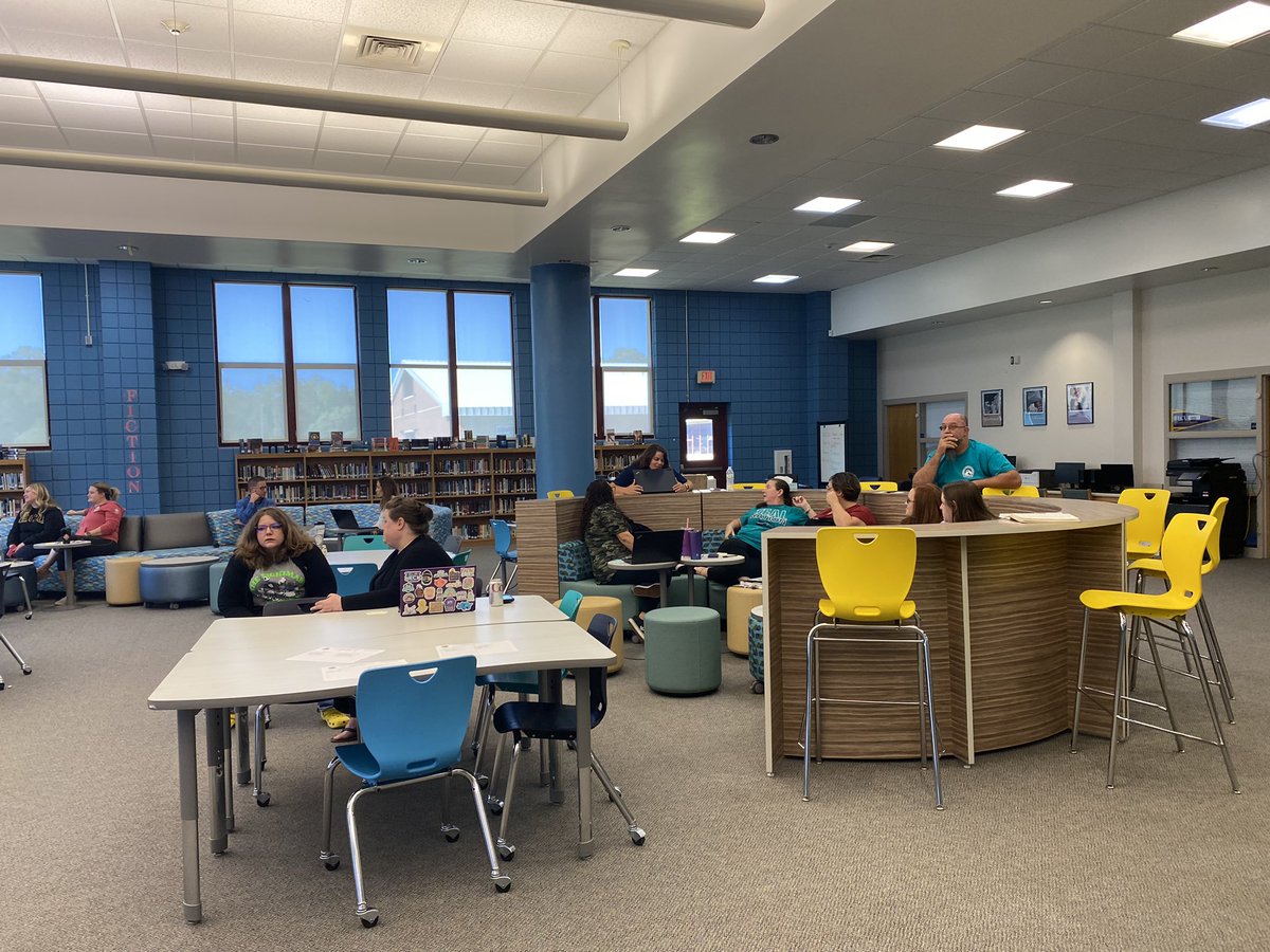 SummerDail's tweet image. These Seahawks did an amazing job presenting what they’ve learned during their learning cycle. Teachers presented on AI tools and Blended learning strategies! I am so proud of the work that the staff at SHS is doing. Keep soaring Seahawks! #SeahawkNation