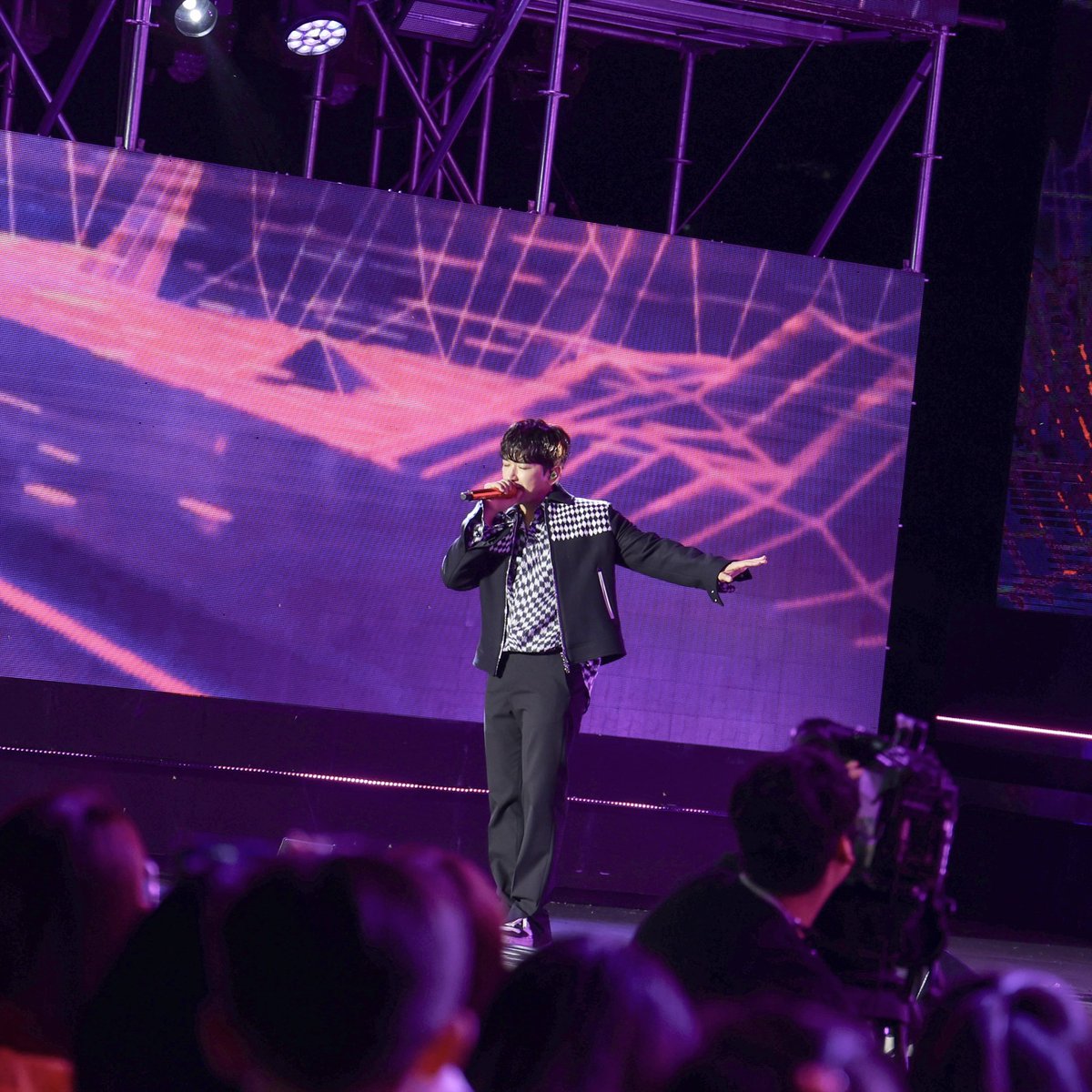 official_minwoo's tweet photo. [📺]

✨레전드 무대✨ 보여주신 민우님과
함께한 2023 서울뮤직페스티벌이
오늘 밤 9시에 방영됩니다. 😁🧡

잠시후 SBS M에서 만나요! 🍊

#이민우 #LEEMINWOO #M #2023서울뮤직페스티벌 #2023SMUF https://t.co/jtiyKqnqry