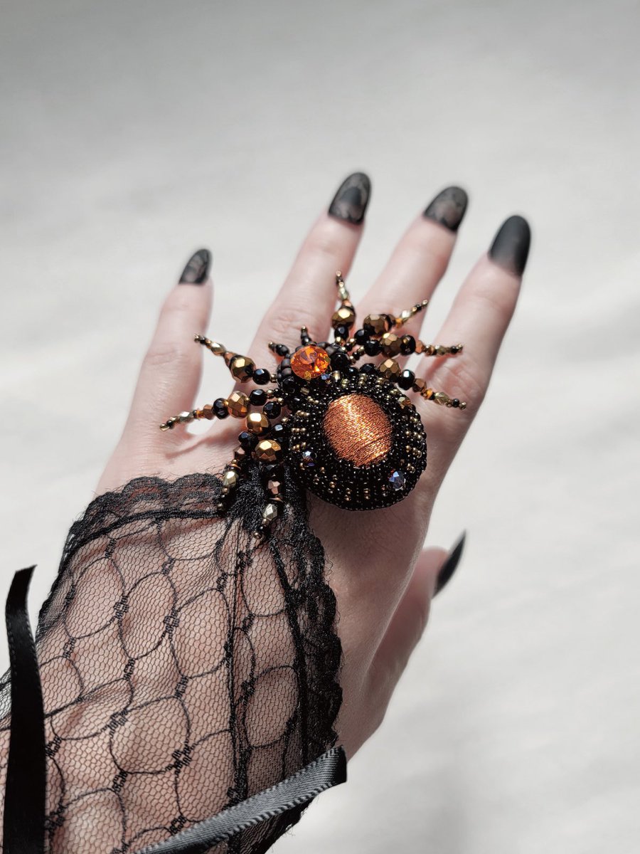 itomaki_o's tweet photo. 只今よりハロウィン限定の「蜘蛛」 を再販いたします🎃🕷✦ฺ︎.*･

※抽選販売＆お一人様1点限りです✍
応募締切は明日23時まで✍
❏https://t.co/lPTKLtSQ9i https://t.co/cDTC2LRlc4
