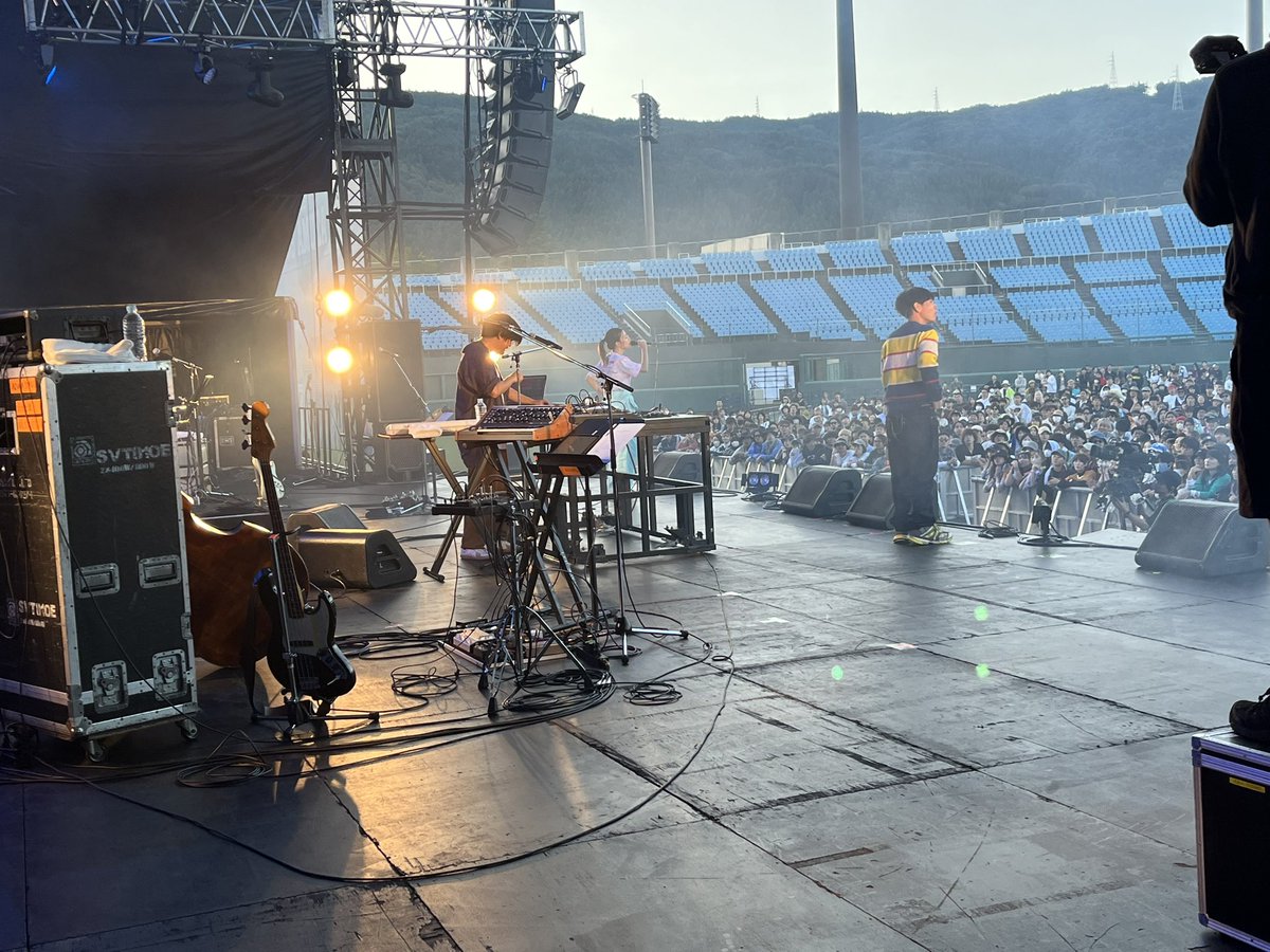 hitsujibungaku's tweet image. [Thank you]

STUTS(@STUTS_atik)さんのステージに、塩塚モエカ(@moekashiotsuka)がゲストボーカルとして出演！
「BLUE SOULS」を歌唱させていただきました🎤🫧
ありがとうございましたー🫶🏻💙

#LIVEAZUMA #STUTS #dodo #塩塚モエカ #羊文学 #Hitsujibungaku